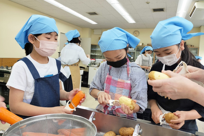 子どもが地域に貢献し笑顔と自信を高める地域の青空子ども食堂 子ども主体の地域交流食堂「青空えんてらす」